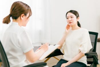 医師に相談する女性